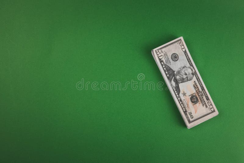 ένα πακέτο χρημάτων υπό τη μορφή πενήντα δολαρίων σε πράσινο φόντο στοκ εικόνες ένα πακέτο χρημάτων υπό τη μορφή πενήντα δολαρίων σε πράσινο φόντο στοκ εικόνες