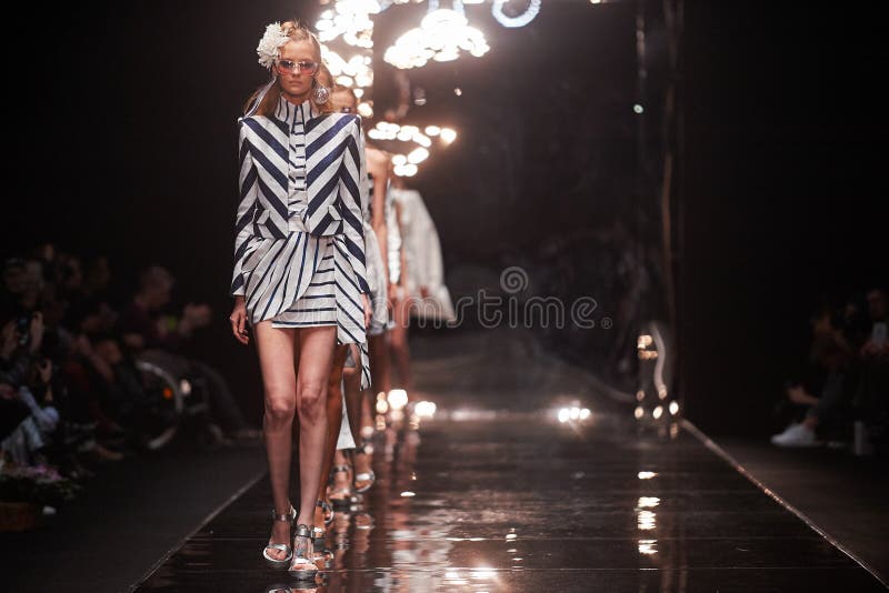 Ένα μοντέλο περπατάει στην πασαρέλα VIVA VOX στοκ εικόνα με δικαίωμα ελεύθερης χρήσης