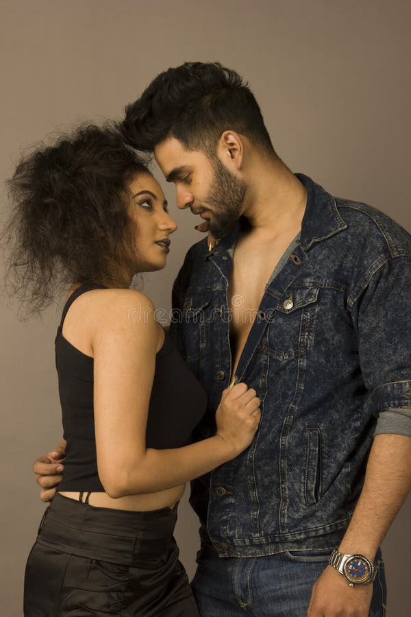 Ένα ρομαντικό ζεύγος phootoshoot σε ένα στούντιο στοκ φωτογραφία με δικαίωμα ελεύθερης χρήσης
