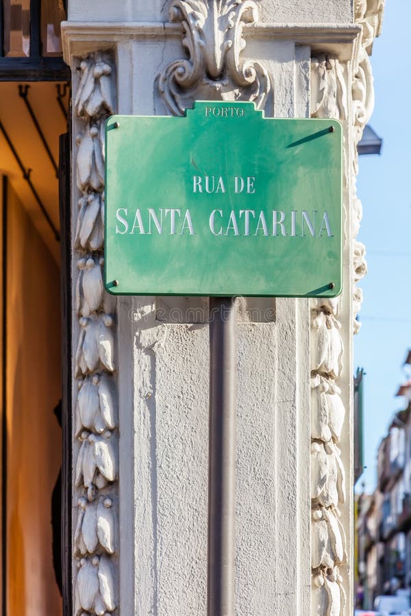 Ένα σημάδι οδών που παρουσιάζει Rua de Santa Catarina στοκ εικόνες με δικαίωμα ελεύθερης χρήσης