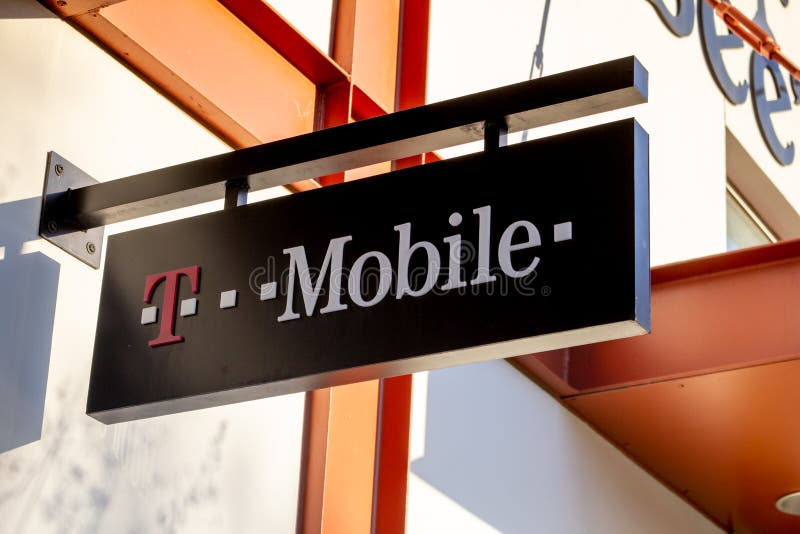Ένα σημάδι για ένα κατάστημα της Τ-Mobile στοκ εικόνες με δικαίωμα ελεύθερης χρήσης Ένα σημάδι για ένα κατάστημα της Τ-Mobile στοκ εικόνες με δικαίωμα ελεύθερης χρήσης