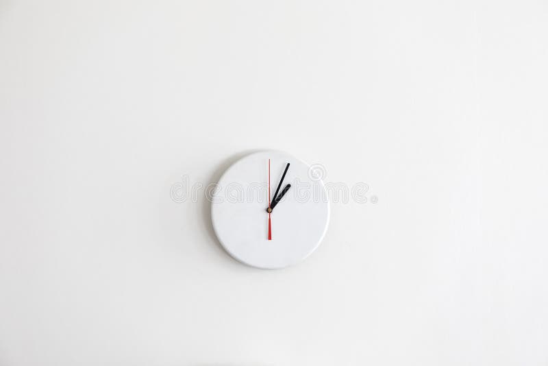 Ένα σύγχρονο άσπρο ρολόι Minimalistic χωρίς τους αριθμούς στοκ εικόνες Ένα σύγχρονο άσπρο ρολόι Minimalistic χωρίς τους αριθμούς στοκ εικόνες
