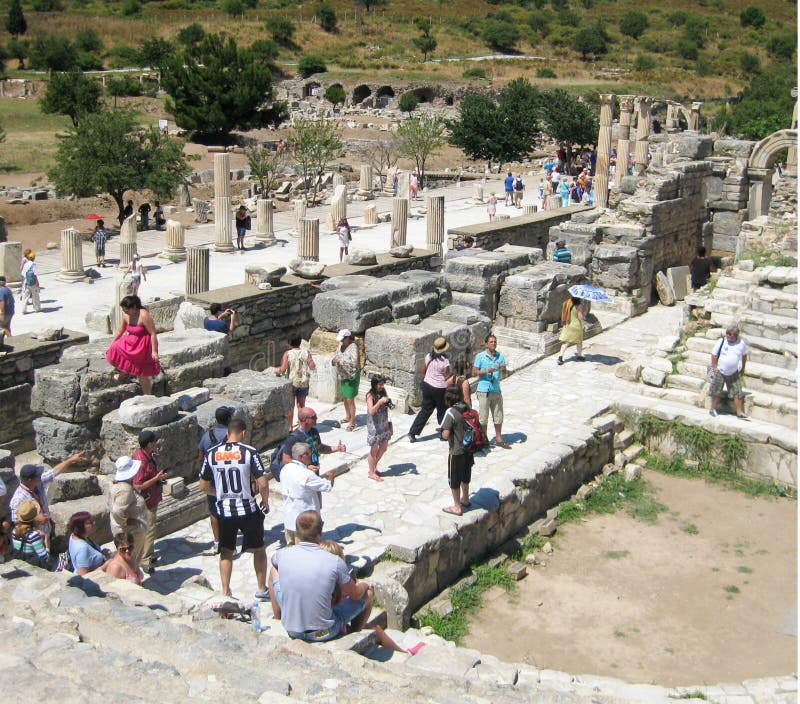 Ένα τεράστιο πλήθος των τουριστών στις καταστροφές Efes