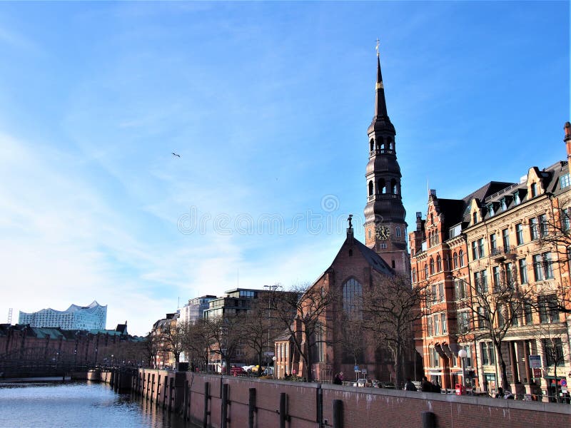 Ένα τοπίο του Αμβούργο ST Katharinen, κανάλι και Elbphilharmonie στοκ εικόνες Ένα τοπίο του Αμβούργο ST Katharinen, κανάλι και Elbphilharmonie στοκ εικόνες