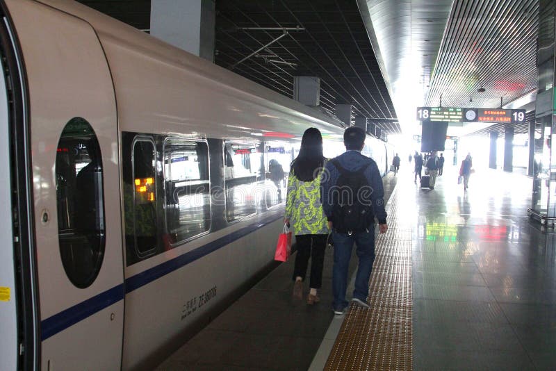 Ένα τραίνο μεγάλων ραγών (HSR) περιμένει τους επιβάτες σιδηροδρομικός σταθμός Suzhou, Κίνα στοκ εικόνα Ένα τραίνο μεγάλων ραγών (HSR) περιμένει τους επιβάτες σιδηροδρομικός σταθμός Suzhou, Κίνα στοκ εικόνα