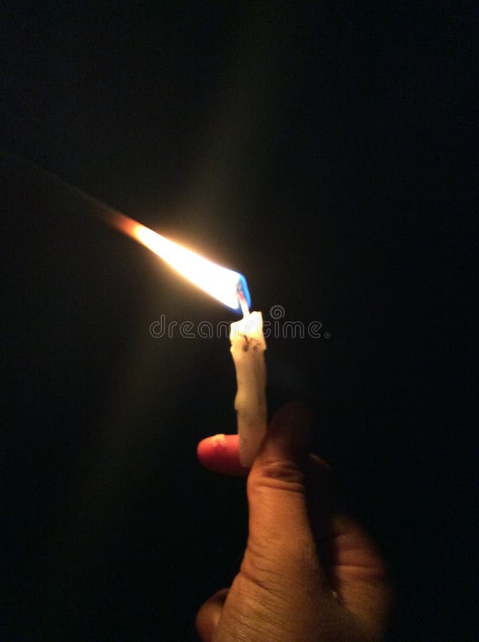 Ένα φως κεριών στο σκοτάδι στοκ εικόνες Ένα φως κεριών στο σκοτάδι στοκ εικόνες