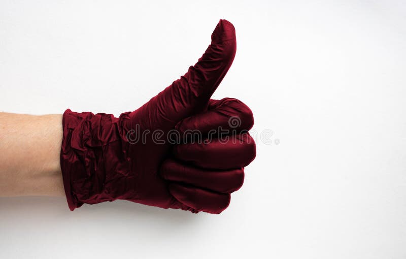 ένα χέρι σε ένα χειρουργικό χρώμα γάντι viva magenta που επισημαίνεται σε λευκό φόντο. παραγωγή καουτσούκ στοκ φωτογραφίες