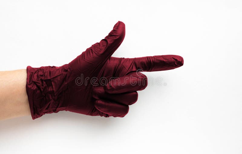 ένα χέρι σε ένα χειρουργικό χρώμα γάντι viva magenta που επισημαίνεται σε λευκό φόντο. παραγωγή καουτσούκ στοκ εικόνα με δικαίωμα ελεύθερης χρήσης