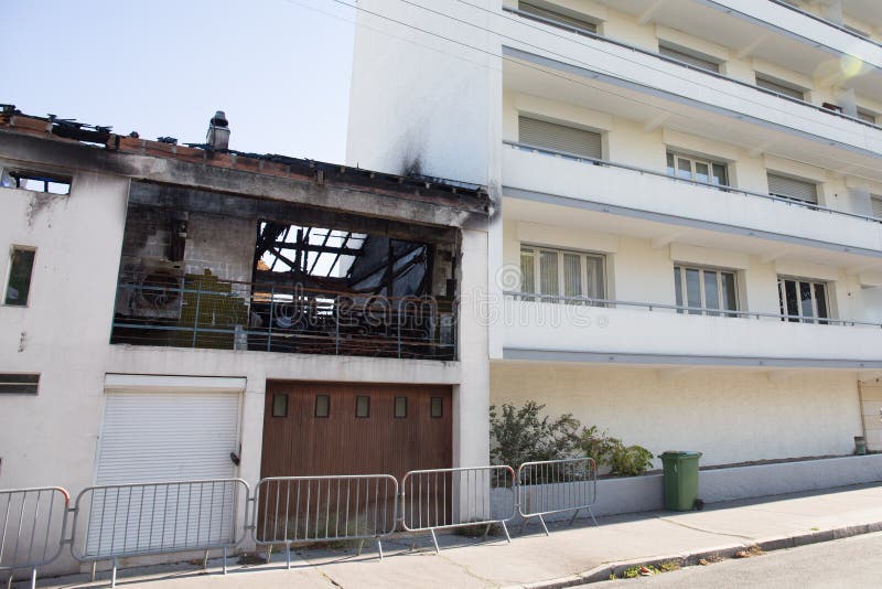 Ένα χαλασμένο σπίτι οικοδόμησης μετά από μια τυχαία πυρκαγιά στοκ εικόνες με δικαίωμα ελεύθερης χρήσης Ένα χαλασμένο σπίτι οικοδόμησης μετά από μια τυχαία πυρκαγιά στοκ εικόνες με δικαίωμα ελεύθερης χρήσης