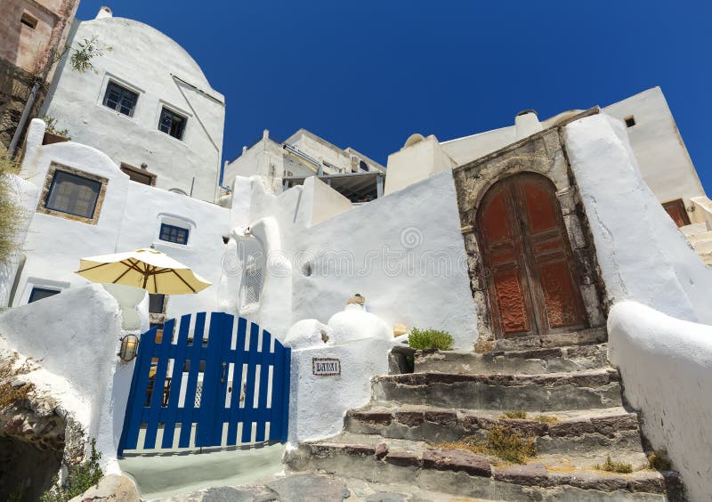 Ένα χαρακτηριστικό σπίτι στην πόλη Oia σε Santorini, Ελλάδα με τους τοίχους στόκων και πετρών στοκ φωτογραφίες με δικαίωμα ελεύθερης χρήσης
