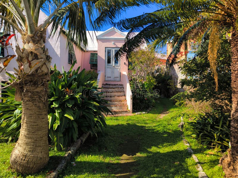 Ένα όμορφο εξοχικό και κήπος στην πόλη St Georges Bermuda στοκ εικόνα
