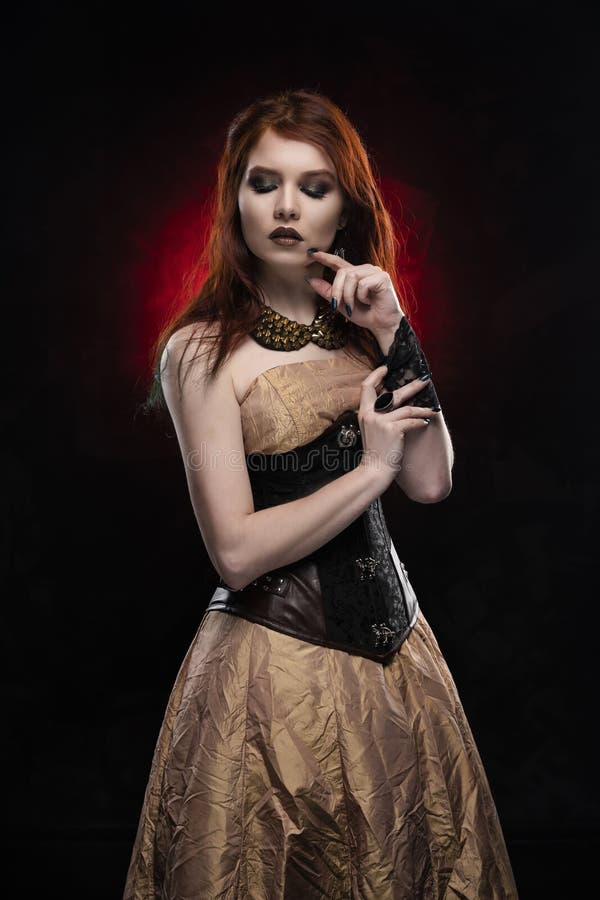Ένα όμορφο στοχαστικό redhead cosplay κορίτσι που φορά ένα βικτοριανός-ύφος steampunk ντύνει και κορσές Πορτρέτο μαύρο κόκκινο στοκ φωτογραφία Ένα όμορφο στοχαστικό redhead cosplay κορίτσι που φορά ένα βικτοριανός-ύφος steampunk ντύνει και κορσές Πορτρέτο μαύρο κόκκινο στοκ φωτογραφία