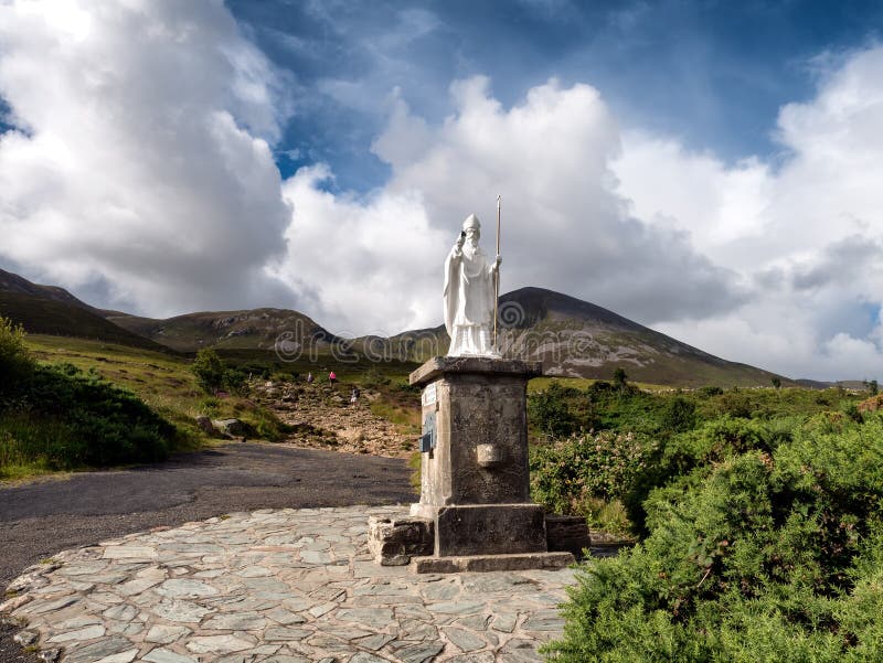 Έναρξη διαβάσεων με το άγαλμα σε Croagh Πάτρικ στην Ιρλανδία Westport στοκ φωτογραφίες με δικαίωμα ελεύθερης χρήσης Έναρξη διαβάσεων με το άγαλμα σε Croagh Πάτρικ στην Ιρλανδία Westport στοκ φωτογραφίες με δικαίωμα ελεύθερης χρήσης