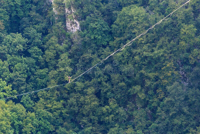 ένας άνδρας περπατά με σιγουριά κατά μήκος της γραμμής υψίστης γραμμής στοκ φωτογραφία