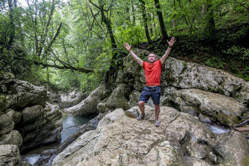 ένας άνδρας ταξιδιώτης θαυμάζει το φαράγγι του ποταμού αγκούρα στο σότσι στοκ φωτογραφία με δικαίωμα ελεύθερης χρήσης