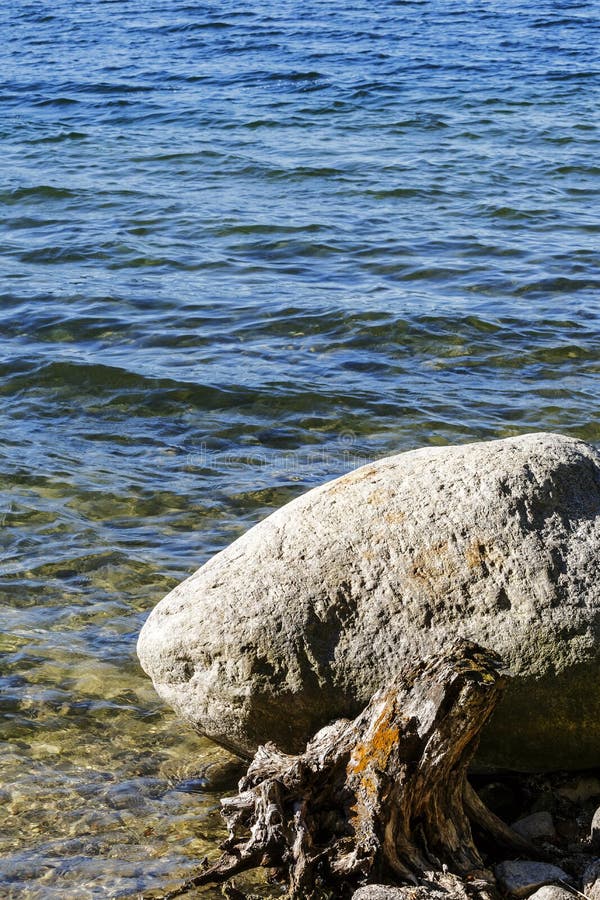 Ένας λίθος στην άκρη της λίμνης Hancza στοκ εικόνα Ένας λίθος στην άκρη της λίμνης Hancza στοκ εικόνα