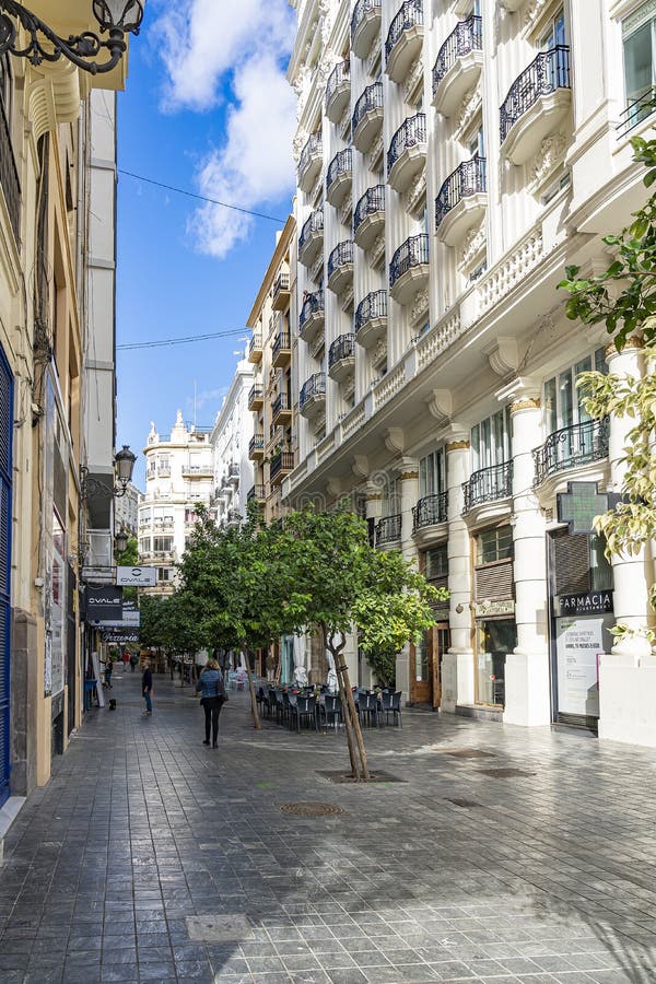 Ένας από τους πολλούς δρόμους με στατικά σπίτια με όμορφα μπαλκόνια Carrer d`en Llop στη Βαλένθια, Ισπανία στοκ φωτογραφίες με δικαίωμα ελεύθερης χρήσης Ένας από τους πολλούς δρόμους με στατικά σπίτια με όμορφα μπαλκόνια Carrer d`en Llop στη Βαλένθια, Ισπανία στοκ φωτογραφίες με δικαίωμα ελεύθερης χρήσης