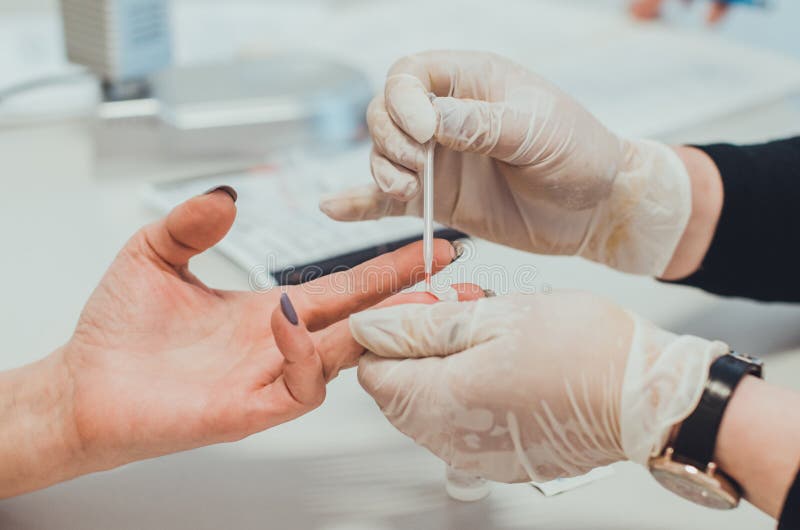Ένας γιατρός στο ιατρικό εργαστήριο που παίρνει μια εξέταση αίματος με μια κινηματογράφηση σε πρώτο πλάνο σιφωνίων στοκ φωτογραφία Ένας γιατρός στο ιατρικό εργαστήριο που παίρνει μια εξέταση αίματος με μια κινηματογράφηση σε πρώτο πλάνο σιφωνίων στοκ φωτογραφία