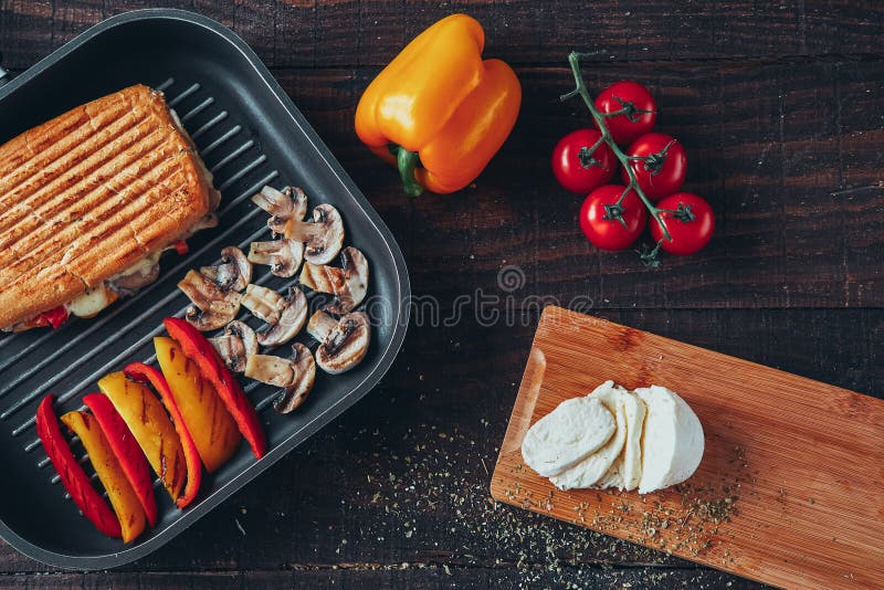 Ένας εύγευστος το σάντουιτς panini με τα μανιτάρια, το τυρί, το πιπέρι και την ντομάτα στοκ εικόνες