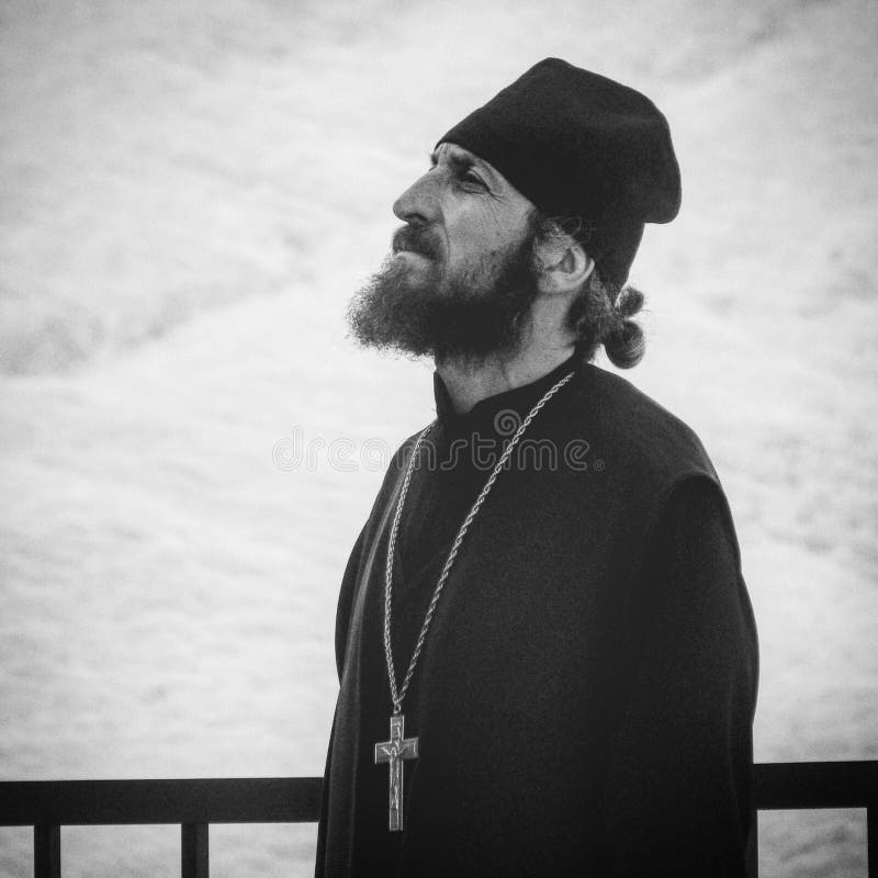 Ένας ιερέας στα βουνά του Tbilisi - της ΓΕΩΡΓΙΑΣ - ομορφιά πρωτευουσών στοκ εικόνα Ένας ιερέας στα βουνά του Tbilisi - της ΓΕΩΡΓΙΑΣ - ομορφιά πρωτευουσών στοκ εικόνα