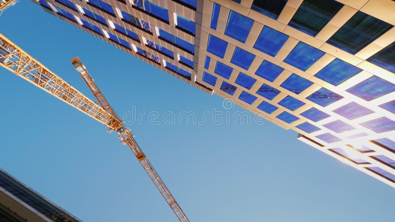 Ένας ιλιγγιωδώς υψηλός γερανός πύργων στο στο κέντρο της πόλης της σύγχρονης πόλης στοκ φωτογραφίες Ένας ιλιγγιωδώς υψηλός γερανός πύργων στο στο κέντρο της πόλης της σύγχρονης πόλης στοκ φωτογραφίες