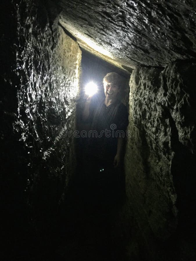 Ένας νέος τυχοδιώκτης που εξερευνά τις σπηλιές κατά μήκος του ίχνους του Berg Lake στοκ φωτογραφίες με δικαίωμα ελεύθερης χρήσης Ένας νέος τυχοδιώκτης που εξερευνά τις σπηλιές κατά μήκος του ίχνους του Berg Lake στοκ φωτογραφίες με δικαίωμα ελεύθερης χρήσης