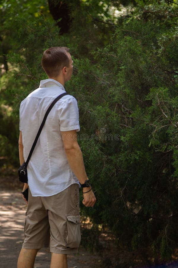 ένας νεαρός περπατάει στοκ εικόνες