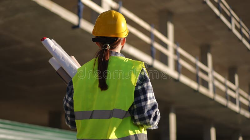 Ένας οικοδόμος αναθεωρεί προσεκτικά λεπτομερή σχέδια στο εργοτάξιο φιλμ μικρού μήκους