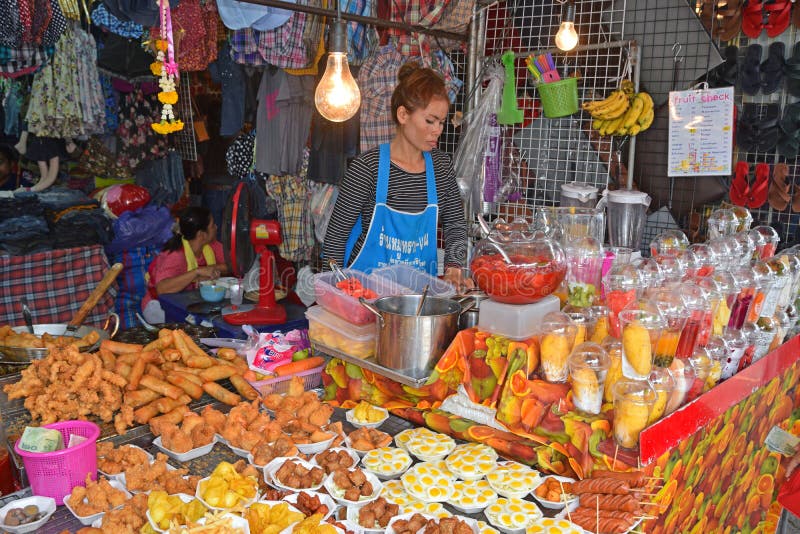 Ένας προμηθευτής που πωλεί τα τηγανισμένα πρόχειρα φαγητά και σχετικό με το τα φρούτα επιδόρπιο στην αγορά Σαββατοκύριακου Chatuc στοκ φωτογραφία με δικαίωμα ελεύθερης χρήσης Ένας προμηθευτής που πωλεί τα τηγανισμένα πρόχειρα φαγητά και σχετικό με το τα φρούτα επιδόρπιο στην αγορά Σαββατοκύριακου Chatuc στοκ φωτογραφία με δικαίωμα ελεύθερης χρήσης