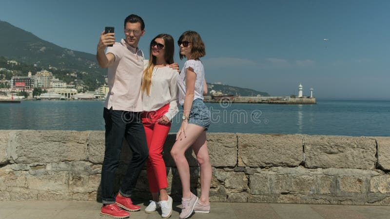 Ένας τύπος παίρνει selfies με τα κορίτσια από τις διαφορετικές γωνίες