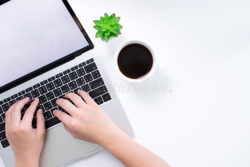 Ένας χώρος εργασίας με ένα lap-top σε ετοιμότητα απλών πινάκων και μιας γυναίκας λειτουργεί Με μια περιοχή αντιγράφων στην επιχει στοκ φωτογραφία με δικαίωμα ελεύθερης χρήσης Ένας χώρος εργασίας με ένα lap-top σε ετοιμότητα απλών πινάκων και μιας γυναίκας λειτουργεί Με μια περιοχή αντιγράφων στην επιχει στοκ φωτογραφία με δικαίωμα ελεύθερης χρήσης