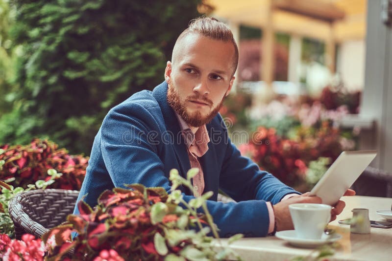 Ένας όμορφος redhead επιχειρηματίας με ένα μοντέρνες κούρεμα και μια γενειάδα στοκ φωτογραφία Ένας όμορφος redhead επιχειρηματίας με ένα μοντέρνες κούρεμα και μια γενειάδα στοκ φωτογραφία