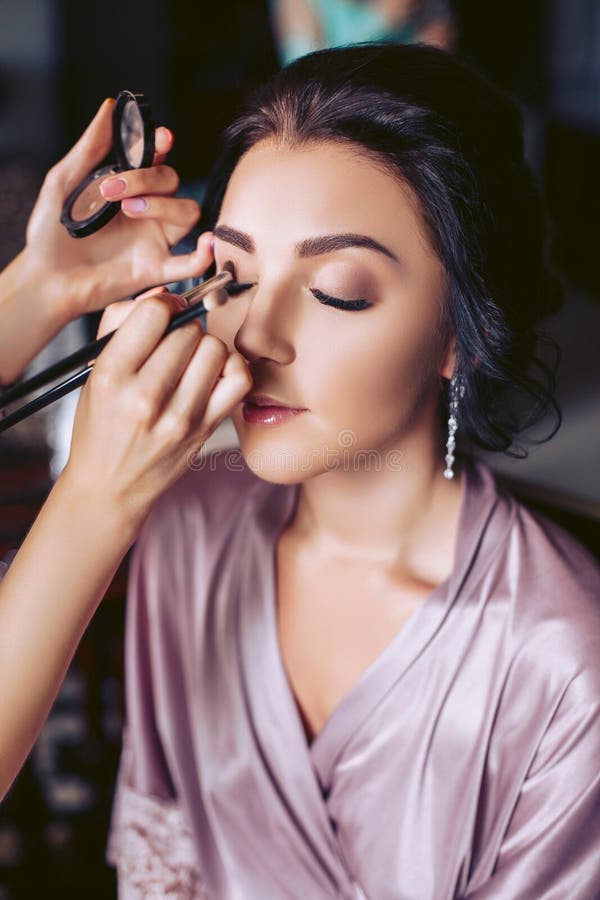 Ένας όμορφος καλλιτέχνης νυφών makeup ισχύει makeup Γαμήλιο πρωί της νύφης στοκ εικόνες με δικαίωμα ελεύθερης χρήσης