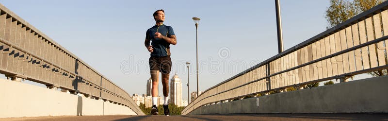 Ένας όμορφος νεαρός απολαμβάνει ένα πρωινό στοκ φωτογραφίες με δικαίωμα ελεύθερης χρήσης