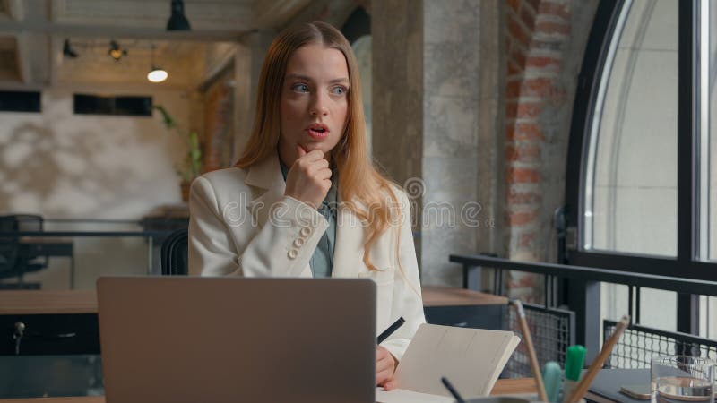 ένθερμη σκεπτόμενη μπερδεμένη επιχειρηματολογία γυναίκα επιχειρηματίας γυναίκα επιχειρηματίας γυναίκα φοιτήτρια γυναίκα εργοδότης στοκ φωτογραφία με δικαίωμα ελεύθερης χρήσης
