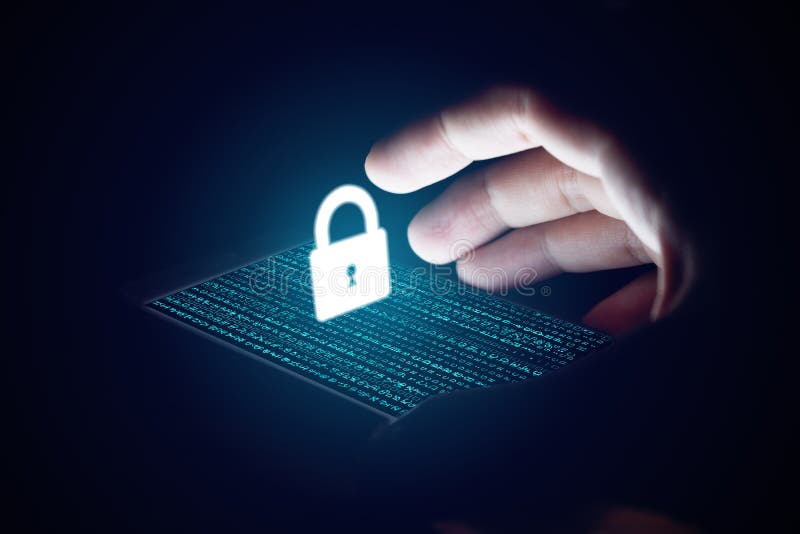 Έννοια ασφάλειας Cyber, δίκτυο προστασίας χεριών ατόμων με το ολοκληρωμένο κύκλωμα κλειδαριών στοκ εικόνες με δικαίωμα ελεύθερης χρήσης