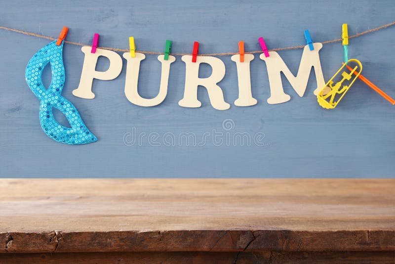 Έννοια & x28 εορτασμού Purim εβραϊκό καρναβάλι holiday& x29 μπροστά από τον κενό ξύλινο πίνακα σκηνικό επίδειξης προϊόντων στοκ φωτογραφίες με δικαίωμα ελεύθερης χρήσης.