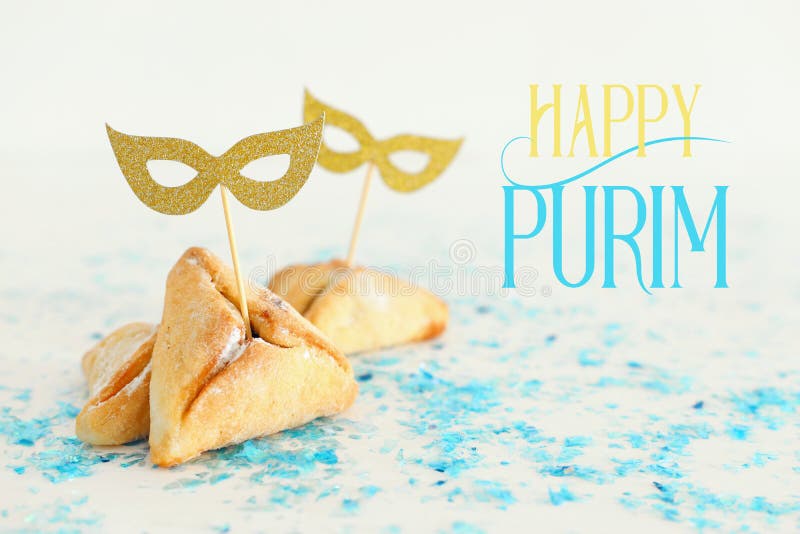 Έννοια & x28 εορτασμού Purim εβραϊκό καρναβάλι holiday& x29 Παραδοσιακός τα μπισκότα με τις χαριτωμένες χρυσές μάσκες στοκ εικόνα