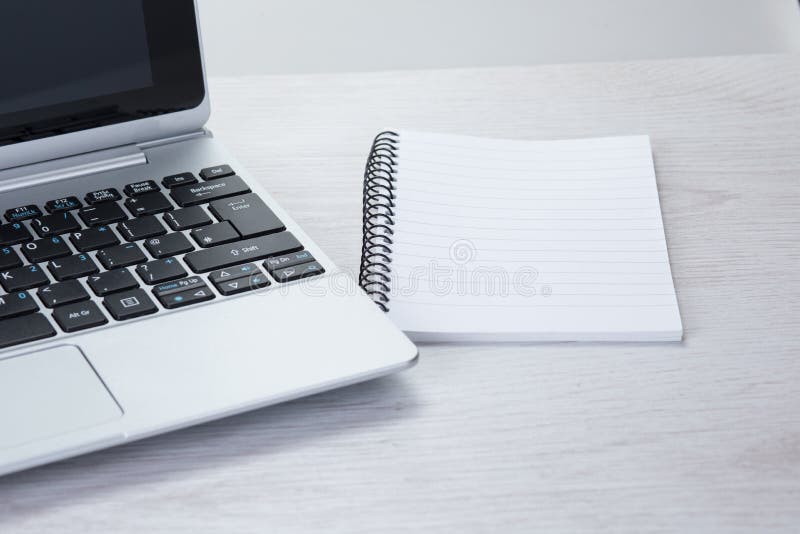 Έννοια επιχειρησιακών επικοινωνιών με το lap-top στοκ φωτογραφία με δικαίωμα ελεύθερης χρήσης