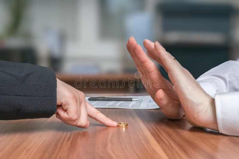 Έννοια διαζυγίου Η σύζυγος επιστρέφει το γαμήλιο δαχτυλίδι στον απογοητευμένο σύζυγό της στοκ φωτογραφίες Έννοια διαζυγίου Η σύζυγος επιστρέφει το γαμήλιο δαχτυλίδι στον απογοητευμένο σύζυγό της στοκ φωτογραφίες