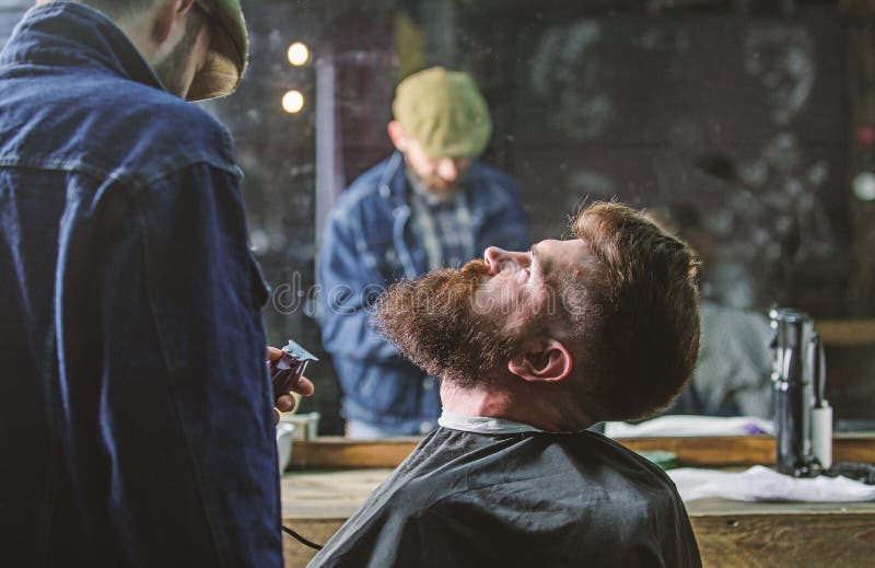 Έννοια καλλωπισμού Hipster με τη γενειάδα που καλύπτεται με την τακτοποίηση ακρωτηρίων από τον επαγγελματικό κουρέα στο μοντέρνο στοκ εικόνα Έννοια καλλωπισμού Hipster με τη γενειάδα που καλύπτεται με την τακτοποίηση ακρωτηρίων από τον επαγγελματικό κουρέα στο μοντέρνο στοκ εικόνα