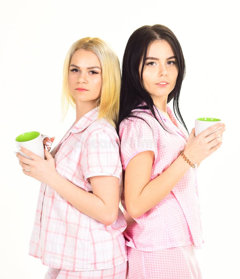 Έννοια καφέ πρωινού Ξανθός και brunette στα νυσταλέα πρόσωπα κρατά τις κούπες με τον καφέ Αδελφές ή καλύτεροι φίλοι στις πυτζάμες στοκ εικόνα με δικαίωμα ελεύθερης χρήσης Έννοια καφέ πρωινού Ξανθός και brunette στα νυσταλέα πρόσωπα κρατά τις κούπες με τον καφέ Αδελφές ή καλύτεροι φίλοι στις πυτζάμες στοκ εικόνα με δικαίωμα ελεύθερης χρήσης
