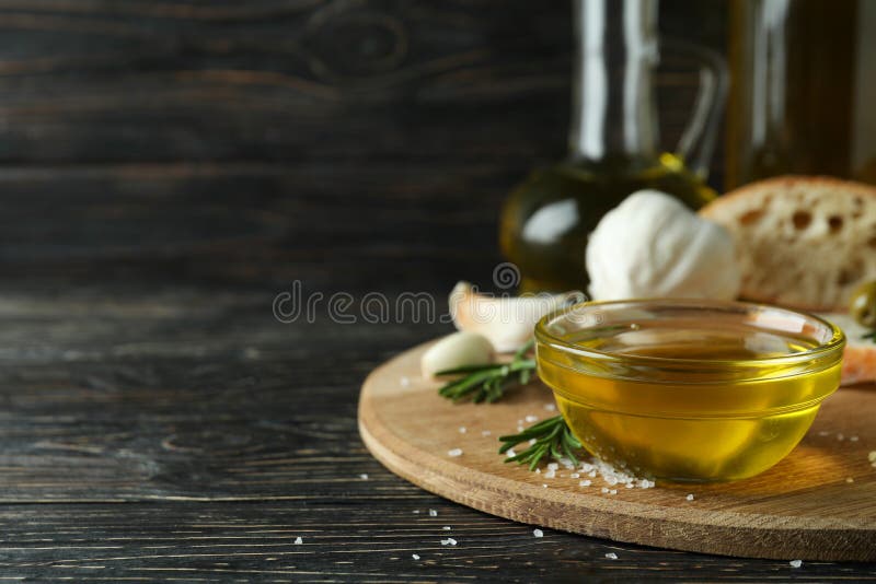 έννοια νόστιμου φαγητού με μπολ ελαιολάδου σε ξύλινο χώρο τραπεζιού για κείμενο στοκ εικόνες με δικαίωμα ελεύθερης χρήσης