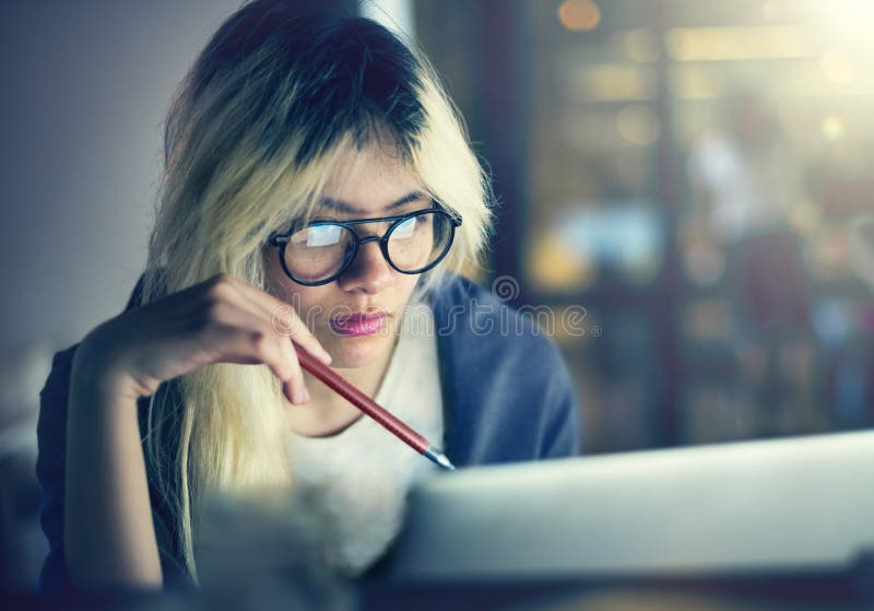 Έννοια σκέψης προγραμματισμού εργασίας lap-top γυναικών στοκ εικόνες Έννοια σκέψης προγραμματισμού εργασίας lap-top γυναικών στοκ εικόνες