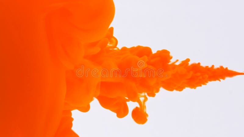 Έννοια του πορτοκαλιού χρώματος Inkjet που ρέει μέσω του νερού και του χρωματίζοντας αφηρημένου υποβάθρου επιφάνειας