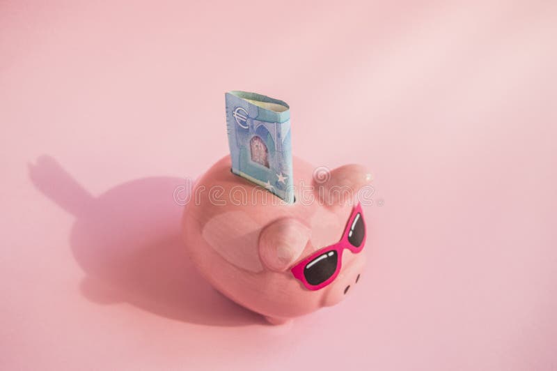 Έννοια των χρημάτων αποταμίευσης στη piggy τράπεζα χοίρων ταξιδιού σας ή διακοπών με τα γυαλιά ηλίου στο λογαριασμό των ευρώ σε έ στοκ εικόνα με δικαίωμα ελεύθερης χρήσης Έννοια των χρημάτων αποταμίευσης στη piggy τράπεζα χοίρων ταξιδιού σας ή διακοπών με τα γυαλιά ηλίου στο λογαριασμό των ευρώ σε έ στοκ εικόνα με δικαίωμα ελεύθερης χρήσης