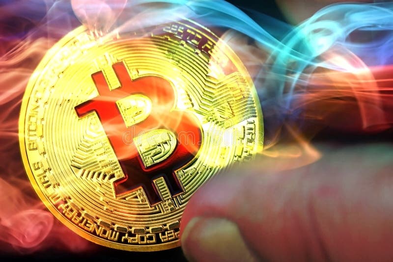 Έννοια των χρυσών εικονικών νομισμάτων bitcoins σε ένα χέρι με το ζωηρόχρωμο καπνό στοκ εικόνες Έννοια των χρυσών εικονικών νομισμάτων bitcoins σε ένα χέρι με το ζωηρόχρωμο καπνό στοκ εικόνες