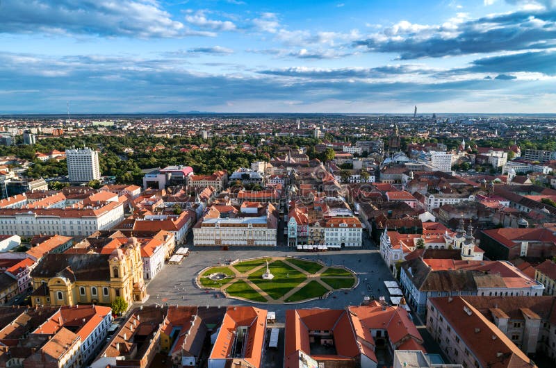Ένωση τετραγωνικό Timisoara κάτω από τον όμορφο μπλε νεφελώδη ουρανό στοκ φωτογραφίες με δικαίωμα ελεύθερης χρήσης
