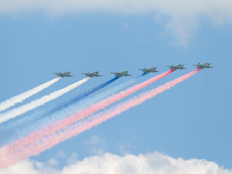 Έξι SU-25 βαλμένα φωτιά χρώματα καπνού της ρωσικής σημαίας στοκ φωτογραφία με δικαίωμα ελεύθερης χρήσης Έξι SU-25 βαλμένα φωτιά χρώματα καπνού της ρωσικής σημαίας στοκ φωτογραφία με δικαίωμα ελεύθερης χρήσης