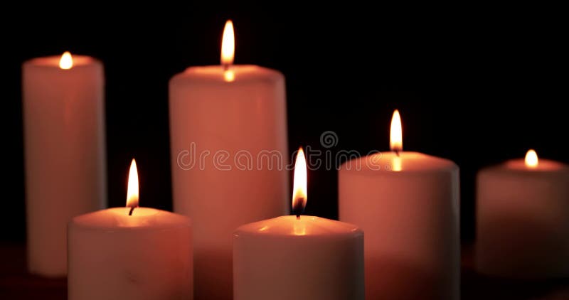Έξι άσπρα κεριά Χριστουγέννων που καίνε στο σκοτάδι